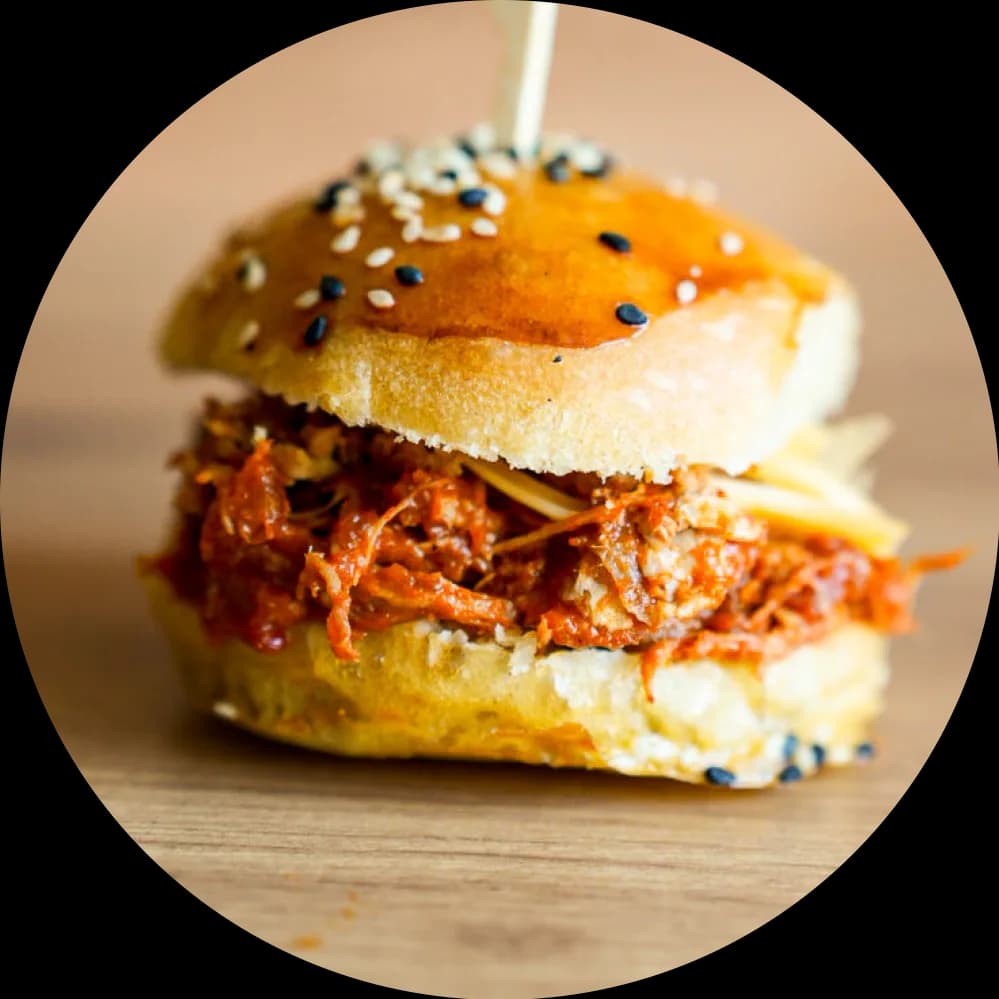 miniburger z szarpaną wieprzowiną bbq