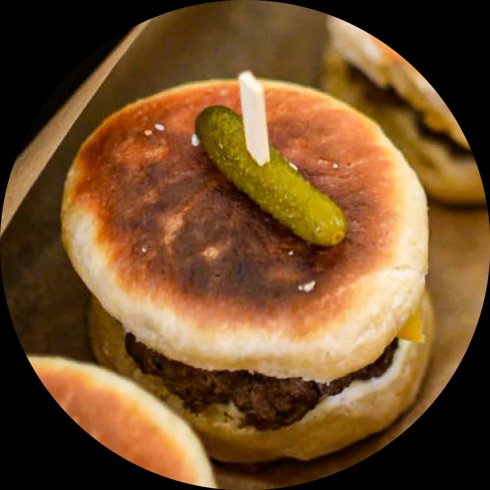 miniburger wołowy z cheddarem