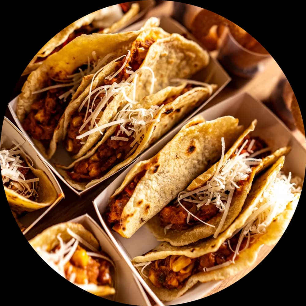 tacos z fasolą, warzywami i serem